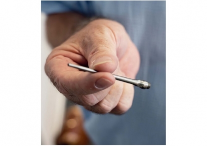 Acteon mecaniza plaquitas para odontología y cirugía en las máquinas de Tornos