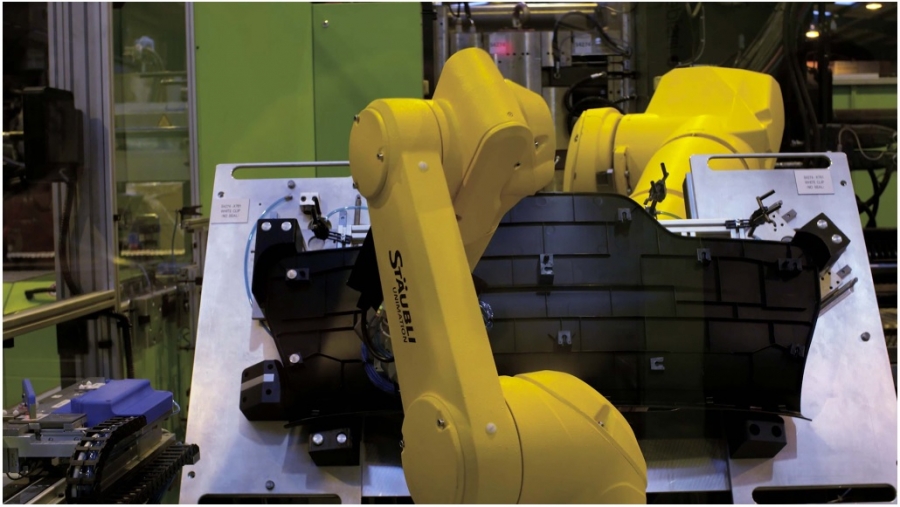 Robots y máquinas de moldeo por inyección trabajando en armonía