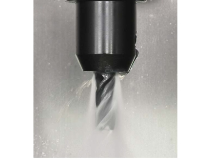 Portaherramientas con conductos para alta presión de refrigerante a lo largo del alojamiento