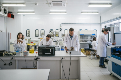 Ainia trabaja en procesos químicos para el reciclado y la revalorización de plásticos biodegradables