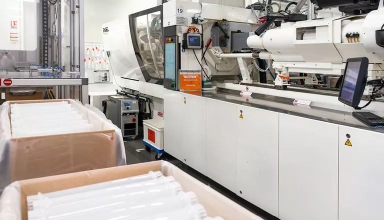 Las máquinas de moldeo por inyección de Engel ofrecen una limpieza y precisión del máximo nivel para productos de salud y farmacia
