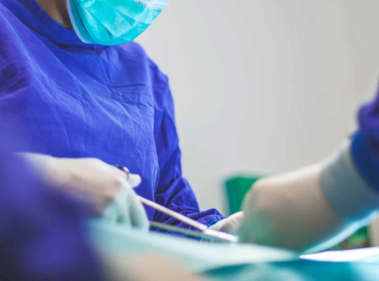 Máquinas-herramienta compactas para diferentes tareas en la fabricación médica