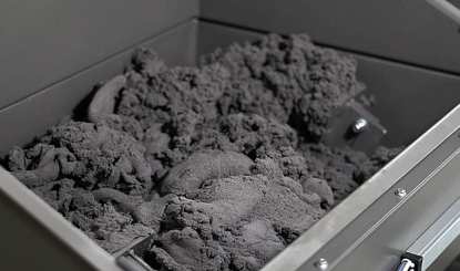 Prensa briquetadora que permite eliminar o reciclar lodos de rectificado de manera más rentable