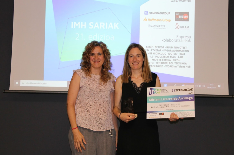 Una mujer obtiene el galardón en la categoría Ex-alumnado destacado en la 21º Edición de los Premios IMH