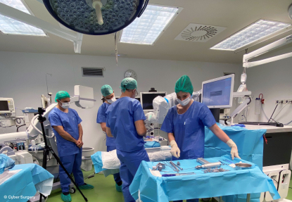 Tekniker optimiza la calibración de un robot quirúrgico para la start-up Cyber Surgery