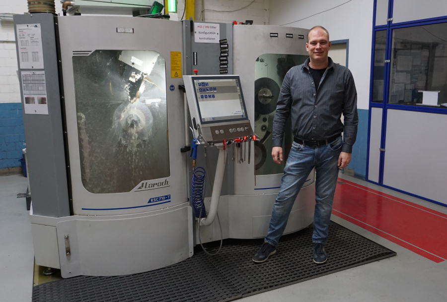 Katthöfer dispone de 12 afiladoras de sierras circulares de Loroch y encarga otra