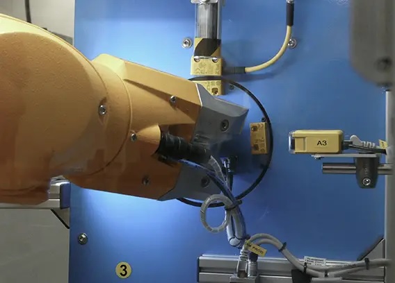 Una célula robótica inteligente de Stäubli facilita la inspección de piezas de automóviles para cumplir el principio “cero defectos”