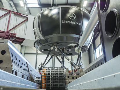 Mercedes-Benz alberga un simulador de conducción equipado con cadenas de igus