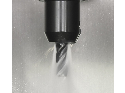 Portaherramientas con conductos para alta presión de refrigerante a lo largo del alojamiento