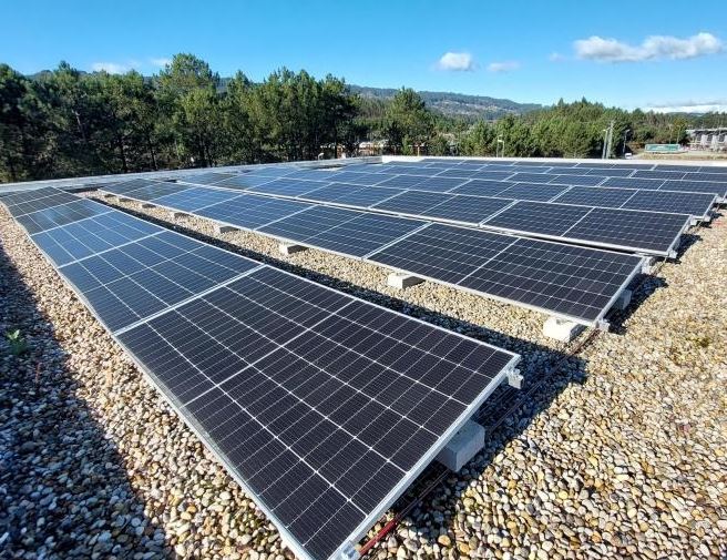 Aimen instala más de 400 paneles solares en las cubiertas del edificio Armando Priegue y del Centro de Aplicaciones Láser