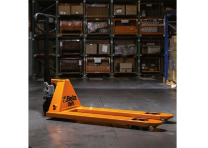 Transpaleta manual profesional para manipular palés de diferentes tamaños