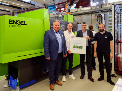 Engel entrega una inyectora e-mac 100 a la Universidad de Ciencias Aplicadas de Darmstadt