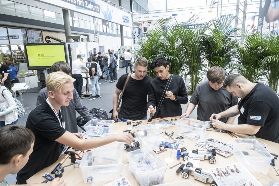 La  promoción de jóvenes talentos y mano de obra cualificada descantan en el programa de eventos de AMB