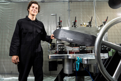 Kape fabrica patinetes de fibra de vidrio y poliamida con equipos de KraussMaffei