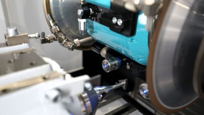 La afiladora-rectificadora Sirius NGS de SCHNEEBERGER integra la medición sin contacto