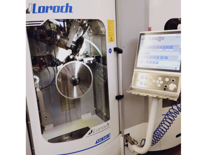 Máquina para el mecanizado automático de hojas de sierra circulares para corte de metal