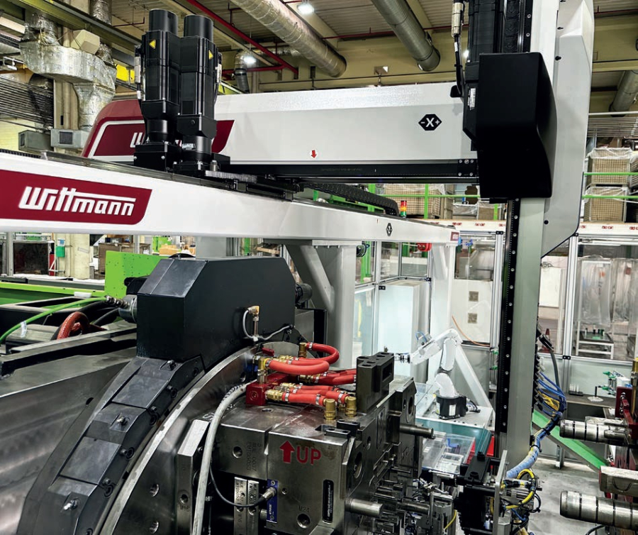 El robot lineal W832 pro de Wittmann juega un papel clave en Reinert