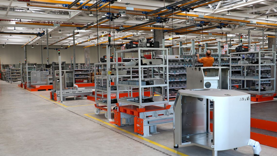 Handtmann Maschinenfabrik monta una embutidora al vacío en líneas de transporte de rodillos de acumulación de KNOLL