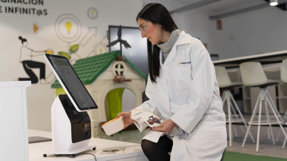 Aimplas desarrolla un tótem digital que simula el pasaporte digital de productos plásticos