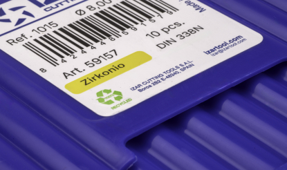 La petaca azul IZAR ahora es ecológica, compuesta en un 100% de material reciclado