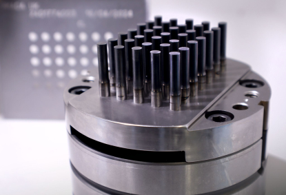 Herramienta múltiple de punzonado para producir grandes áreas perforadas en una sola operación