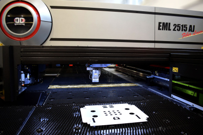 Máquina combinada de punzonado de doble servomotor y láser de fibra de accionamiento híbrido