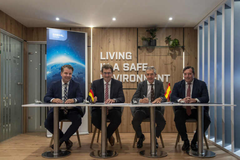 Diehl Defence y Sener colaborarán en el desarrollo de tecnologías de remote carriers, vehículos terrestres no tripulados y misiles hipersónicos