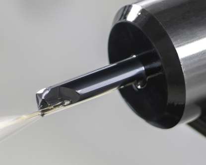 Línea de cuchillas con dos salidas de refrigerante para operaciones interiores de mecanizado