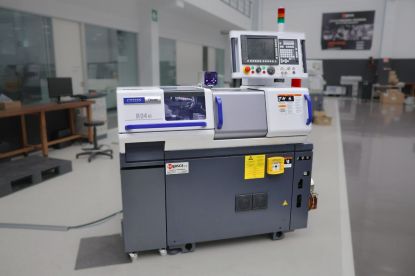 Torno CNC para el mecanizado de alta precisión en piezas pequeñas