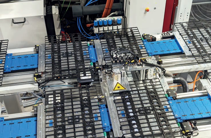 Hesco produce tableros de montaje para la movilidad eléctrica mediante moldeo por inyección asistido por gas en una MacroPower de Wittmann para un importante fabricante de automóviles