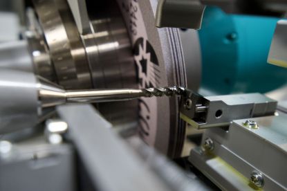 Máquina para la producción de machos de roscar de primera categoría