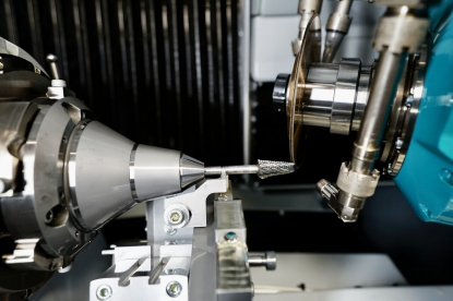 Rectificadora CNC compacta con una nueva generación de lunetas fijas