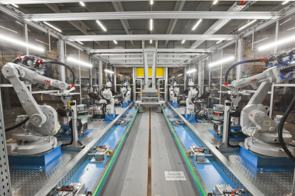 El soporte de KraussMaffei permite posprocesar el interior de dos puertas en solo 40 s