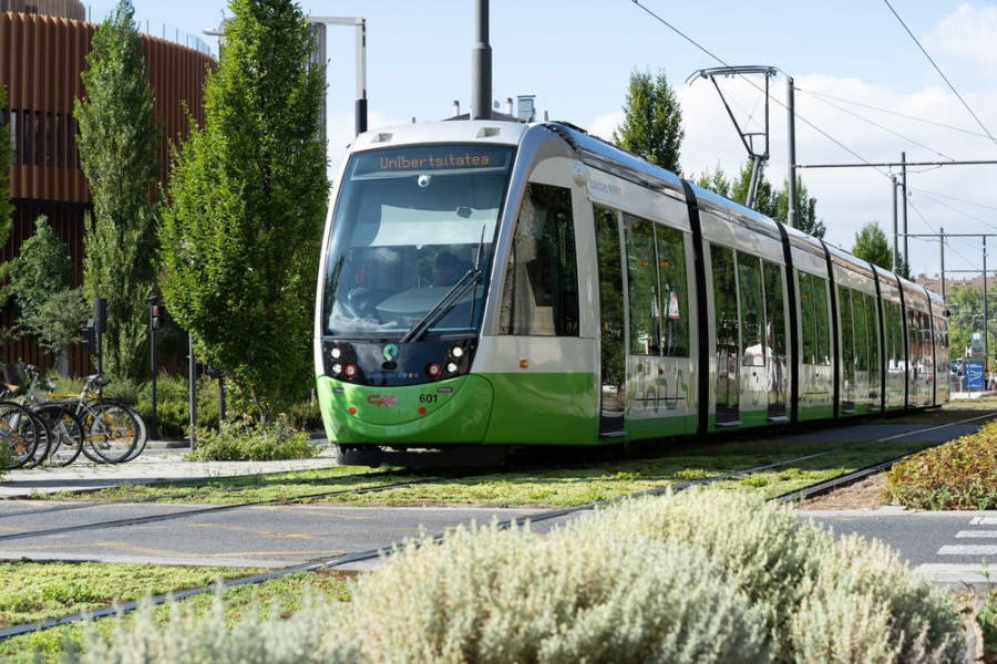CAF y Euskotren firman el contrato para el suministro de nueve tranvías extralargos para Vitoria