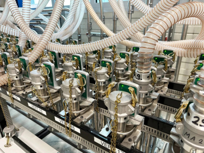 Wittmann equipa a elasto con un sistema central de suministro de material