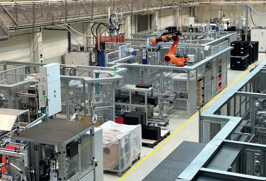 Swoboda CZ basa su éxito en máquinas verticales de moldeo por inyección Wittmann y en su alto grado de automatización