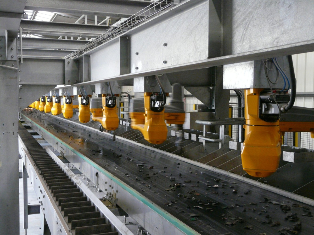 18 robots SCARA de Stäubli en fila realizan el reciclaje de vehículos en Comet