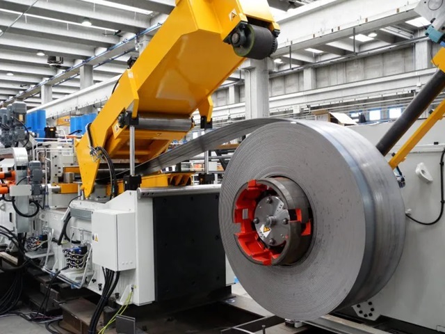 STAM fabrica líneas de perfilado que producen todos los conformados metálicos del sector automoción, además de líneas especiales para la producción de perfiles de sección variable