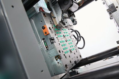 La Allrounder More 2000 de Arburg fabricará fichas de dominó en Fakuma