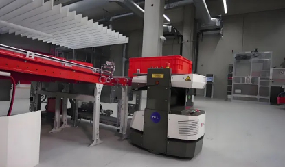 igus facilita guías lineales y cadenas portacables para vehículos de guiado automático de Knapp