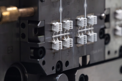Engel presenta una célula de fabricación integrada para conectores de automoción en Fakuma